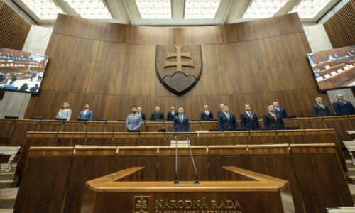 Poslanci parlamentu sa opätovne pokúsia zvoliť kandidátov na sudcu ústavného súdu