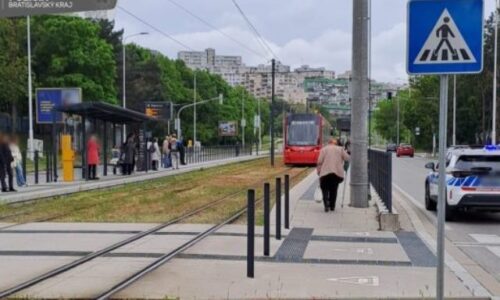 Električka v Karlovej Vsi zranila chodkyňu, skončila v nemocnici (foto)