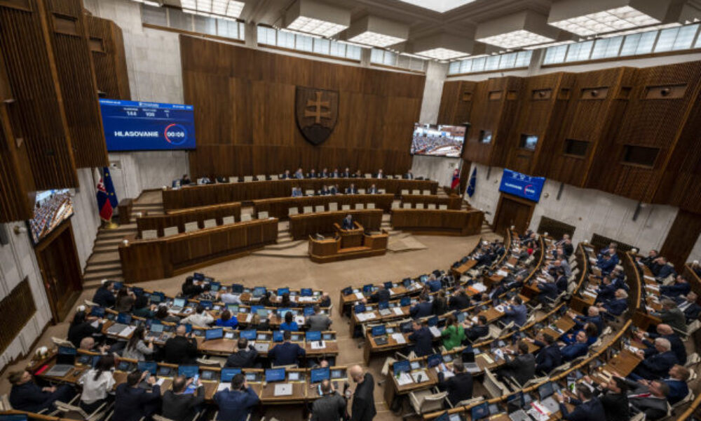 Jednorodičovstvo je výsledkom pretláčania liberálnych hodnôt, poslanec Smeru sa za svoje výroky ospravedlnil