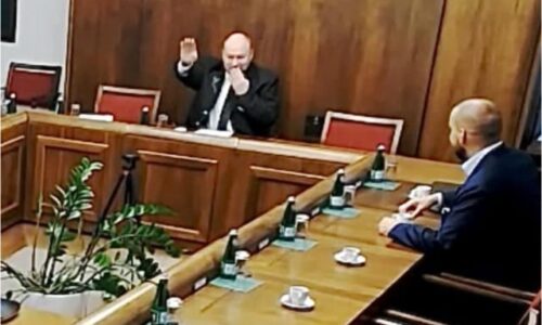 Kamery zachytili Huliaka ako hajluje na parlamentnom výbore. Bráni sa, že záber je vytrhnutý z kontextu (video)