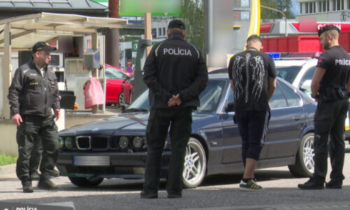 Mladík v Žiline šoféroval bez vodičského oprávnenia, policajti museli použiť varovné výstrely (foto)