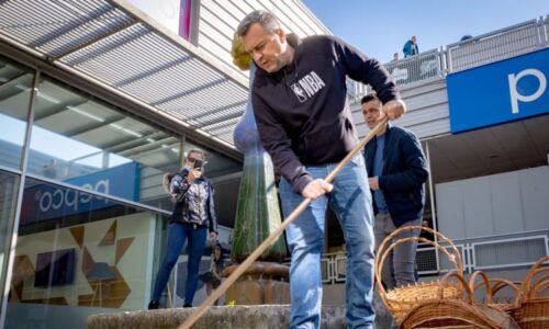 Ficův spojenec Danko za trest zametal ulice. Konečně jste užitečný, vpálil mu kolemjdoucí