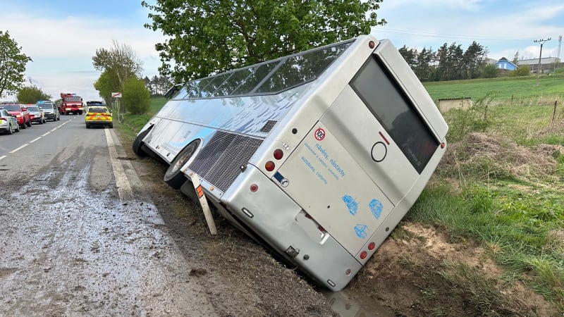 Drama na Příbramsku: Autobus sjel do příkopu, pět dětí a učitelka utrpěly zranění