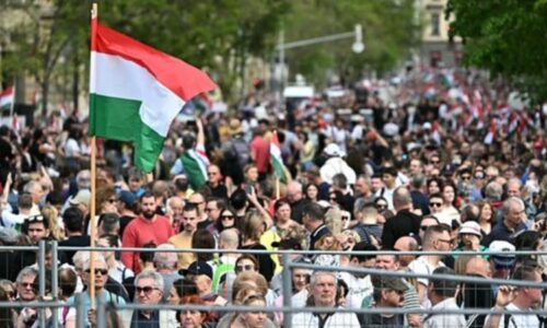 Jsme atomovka: Bývalý spojenec chce sesadit Orbána, na demonstraci přilákal desítky tisíc lidí