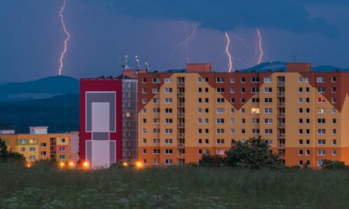 Česko zasáhne silný vítr a místy i blesky. Kde udeří bouře postupující z Bavorska nejsilněji?