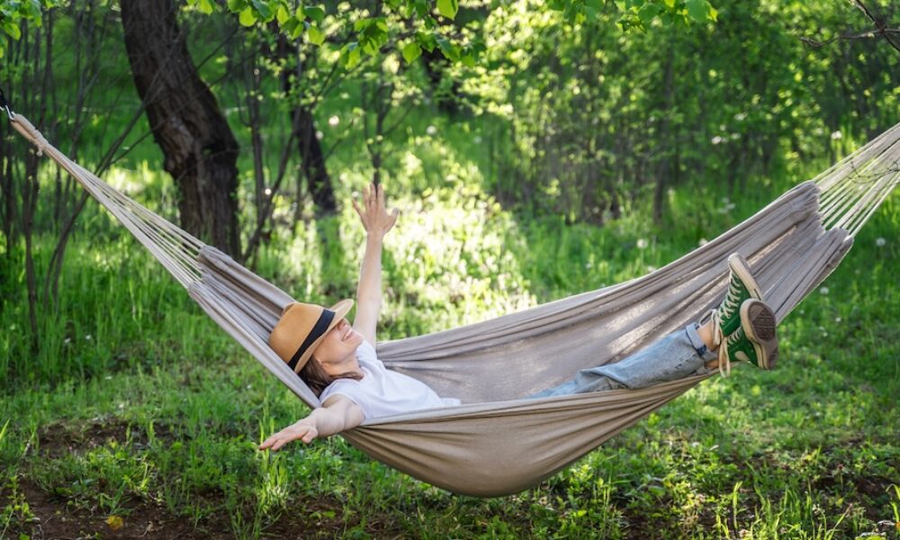 Maximálny komfort a relax v hojdacej sieti – ako v nej správne ležať? 