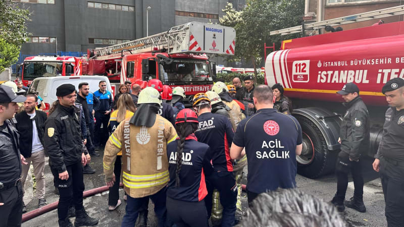 Při požáru v Istanbulu zemřelo nejméně 25 lidí. Policie zadržela několik osob