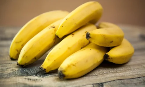 Chcete aby banány vydržali o týždeň dlhšie čerstvé? Obaľte ich týmto, máte to doma