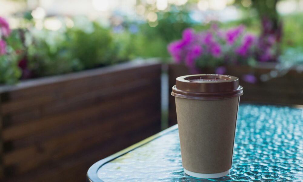 Viete na čo slúži malá dierka v papierovom pohári na kávu?