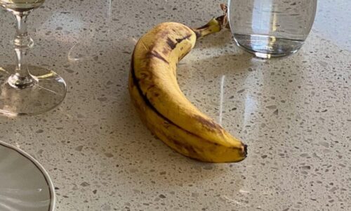 Zapichnite špáradlá do banánu a uvidíte čo sa stane. Ľudia objavili dokonalý trik