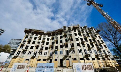 Na Muchovom námestí v Bratislave sa aktuálne realizuje výstavba siedmeho podlažia bytového domu