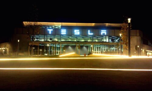 Americká automobilka Tesla prepustila 300  zamestnancov