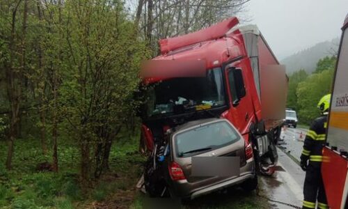 Vážna nehoda pri Ružomberku: došlo k zrážke auta s kamiónom