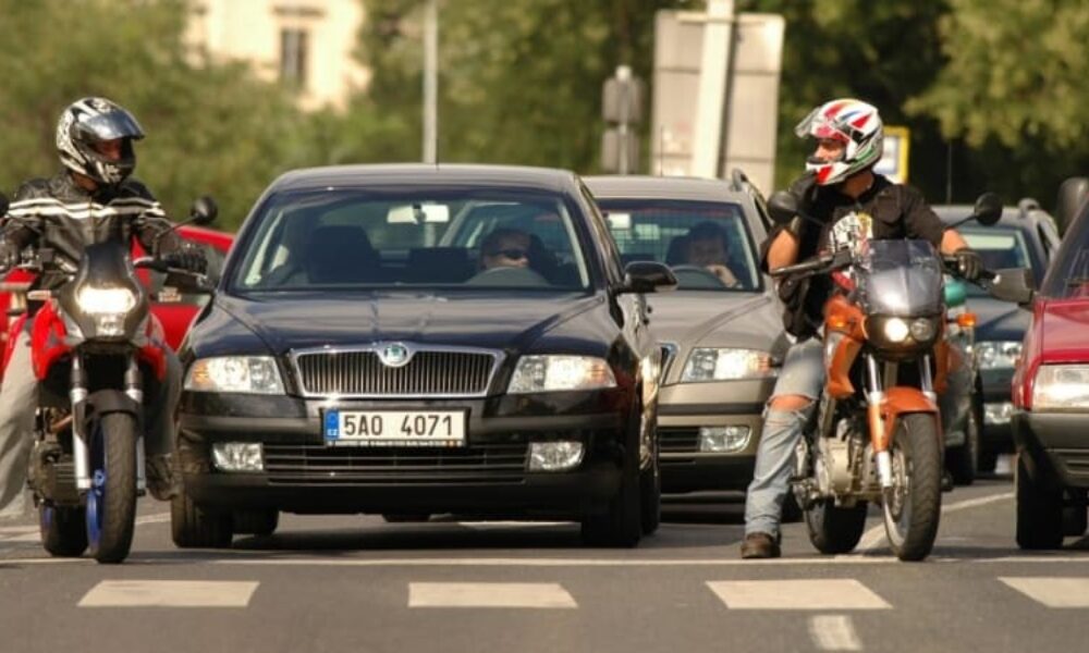 Motorkáři předjíždějící v kolonách porušují pravidla. Jde to ale i bez pokuty