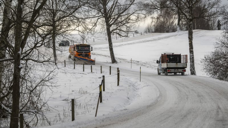 Sněhová kalamita zasáhla Šumavu. Napadlo 10 centimetrů, silničáři museli vyjet s pluhy