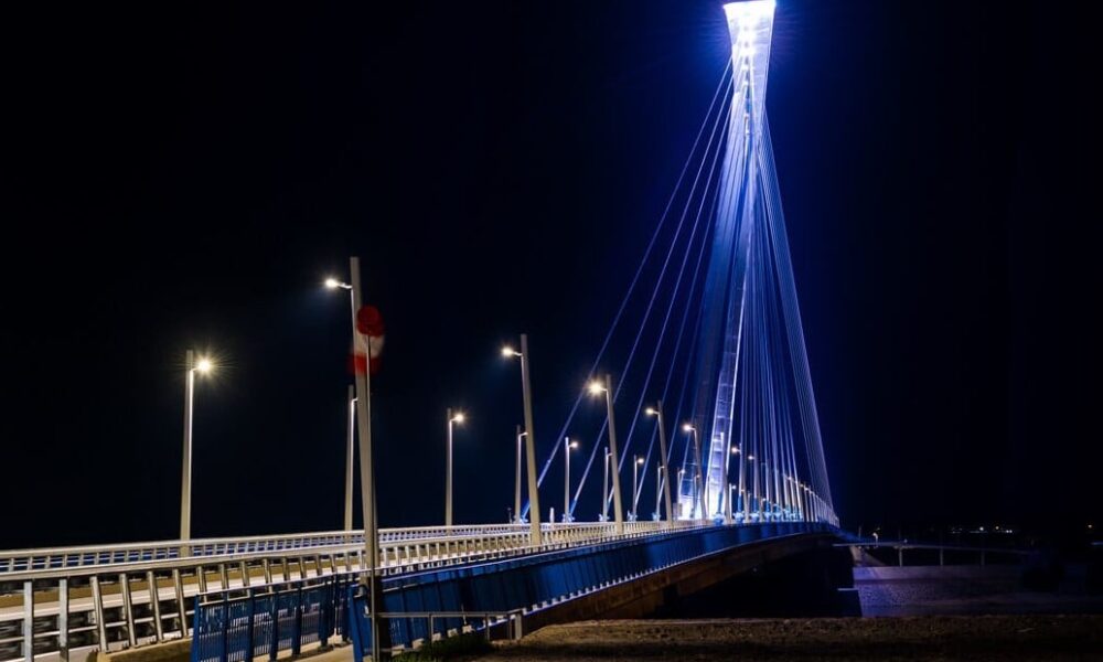 Monoštorský most v Komárne bude svietiť na modro