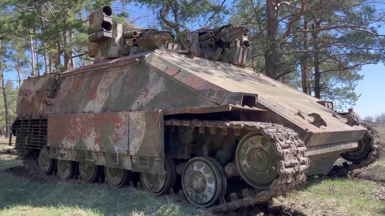 Správy o vývoji tankovej techniky na ukrajinskom bojisku, spod zeme vzišiel Azovec