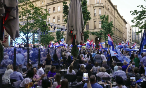 AP: Výsledok parlamentných volieb v Chorvátsku môže ovplyvniť prozápadné smerovanie krajiny