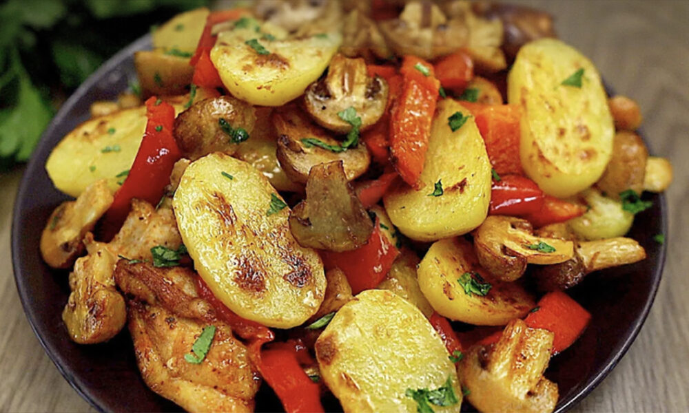 Kastelánske pečené zemiaky so zeleninou, kuracím mäsom a hubami: Ľahký a zdravý obed!