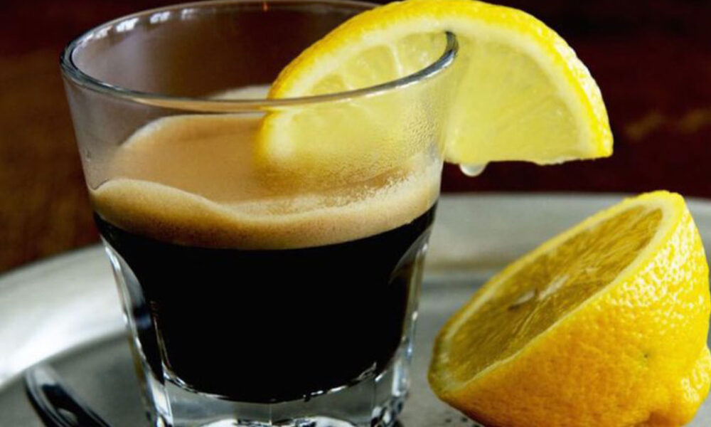 Ľudia si začali vo veľkom dávať citrón do kávy. Aký to má vplyv na náš organizmus a aké sú benefity: