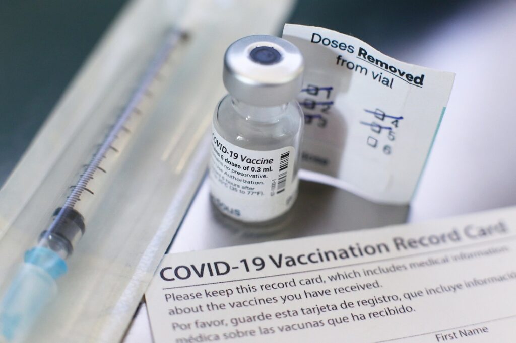 7 největších MÝTŮ o mRNA „vakcínách“ proti COVID-19, které šíří Big Pharma a CDC