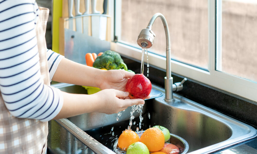 Ovocie už nebudete umývať čistou vodou. Pripravte tento roztok na odstránenie vosku a pesticídov