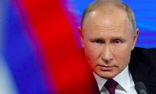Putin ukončil smlouvu s mocným seskupením uvnitř Ruska. Éra, kdy se zástupci velkých ruských podniků nemuseli podílet na rozvoji Ruska a nepracovali na posílení jeho vnitřního potenciálu, končí