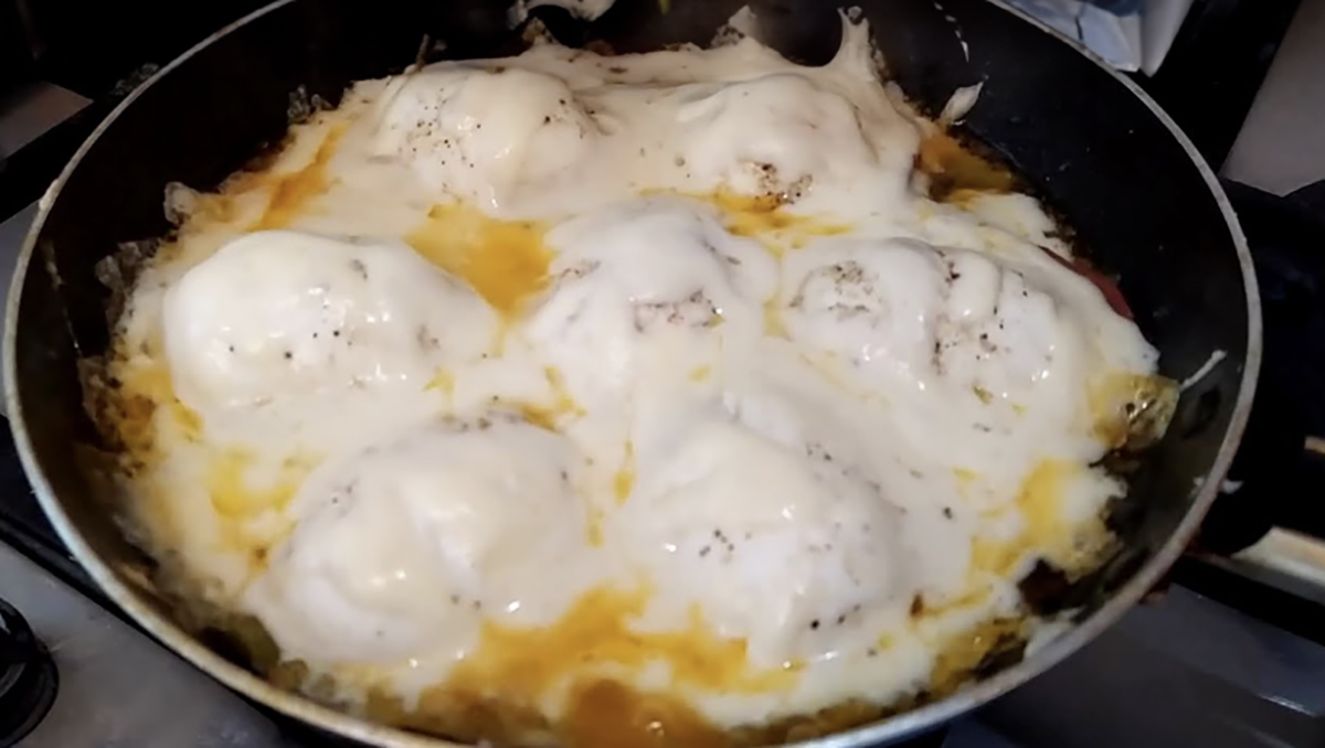 Takto pripravené vajcia som ešte nejedla! Chutné raňajkové vajíčka so šampiňónmi a syrom