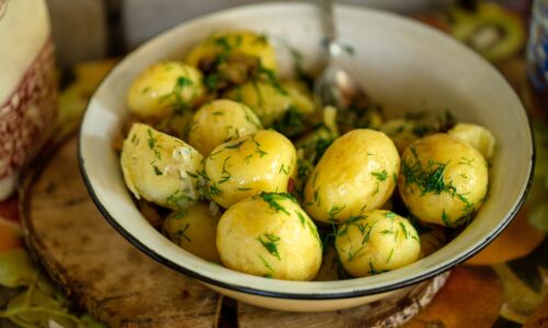 Slováci ich milujú, ale často si ich mýlia s niečím úplne iným. Aký je rozdiel medzi novými a skorými zemiakmi?