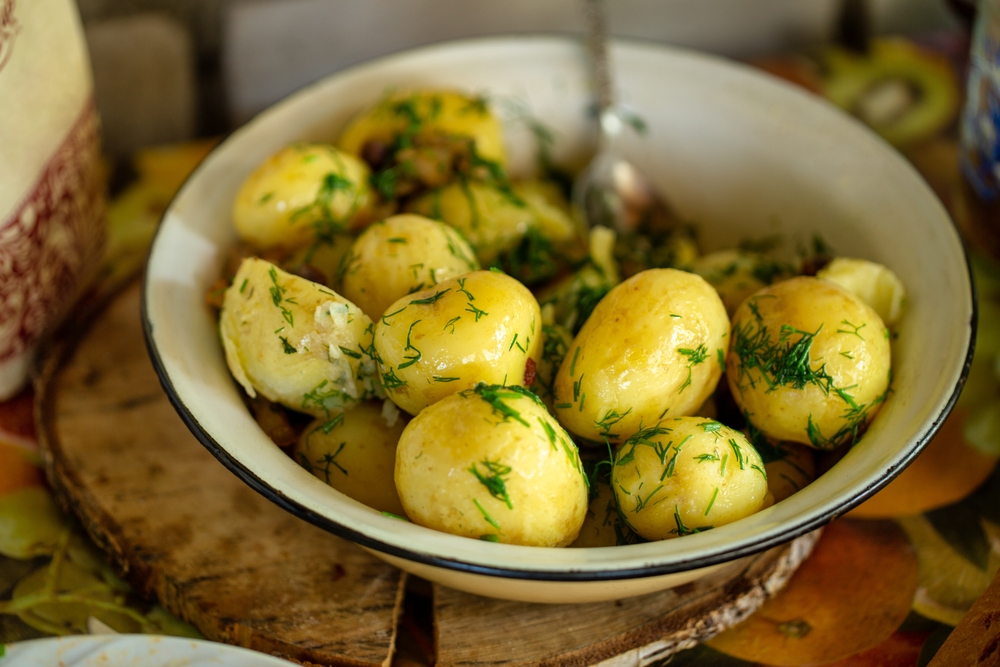 Slováci ich milujú, ale často si ich mýlia s niečím úplne iným. Aký je rozdiel medzi novými a skorými zemiakmi?