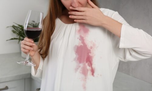 Ako odstrániť škvrny od červeného vína? Tieto jednoduché spôsoby problém vyriešia