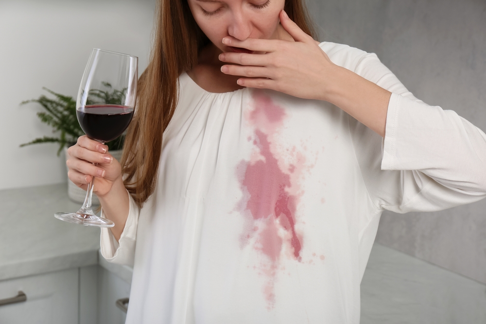 Ako odstrániť škvrny od červeného vína? Tieto jednoduché spôsoby problém vyriešia