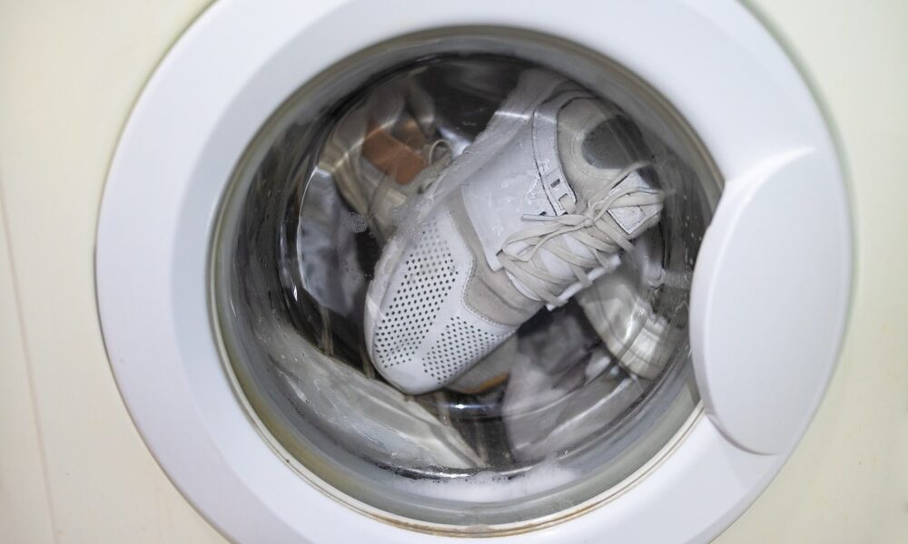 Ako prať topánky v práčke, aby boli v dobrom stave? Niekedy stačí jeden výrobok z chladničky