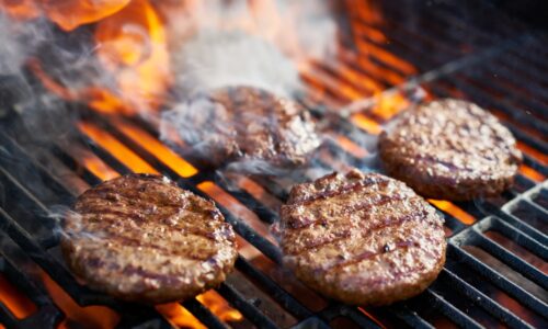Najlepšie hamburgery na grilovanie. Hlavnú úlohu tu zohráva najkvalitnejšie mäso a prílohy.