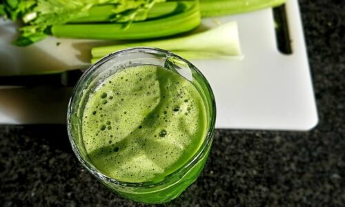 Zelené smoothie je zdraviu prospešný nápoj, ktorý navyše neskutočne dobre chutí. Pripravíte ho z lacnej zeleniny