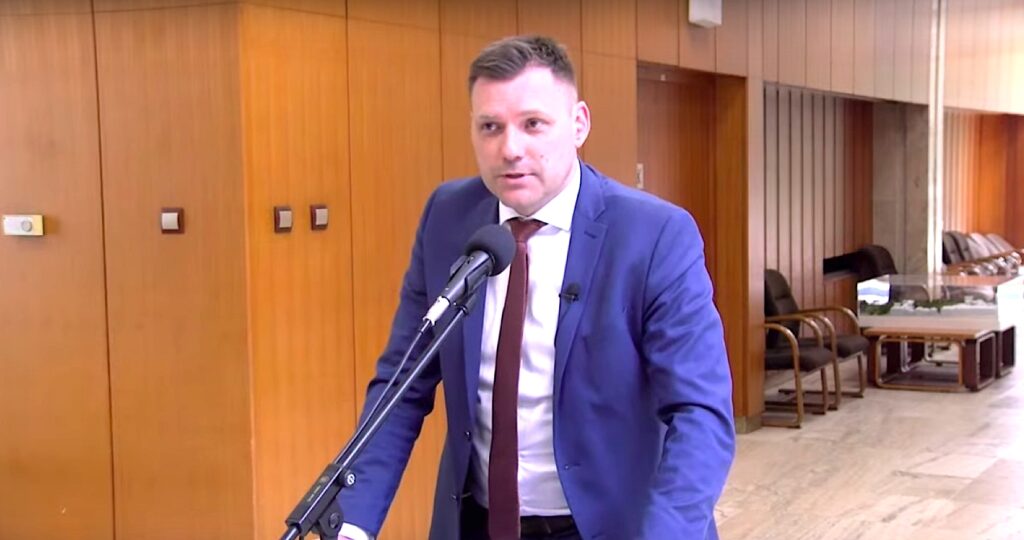 VIDEO: Vicepremiér Taraba sa dostal do konfrontácie s fanatickým proukrajinským politickým aktivistom Serebryakovom, ktorý ako redaktor TV Markíza vymýva dennodenne mozgy občanom Slovenska.