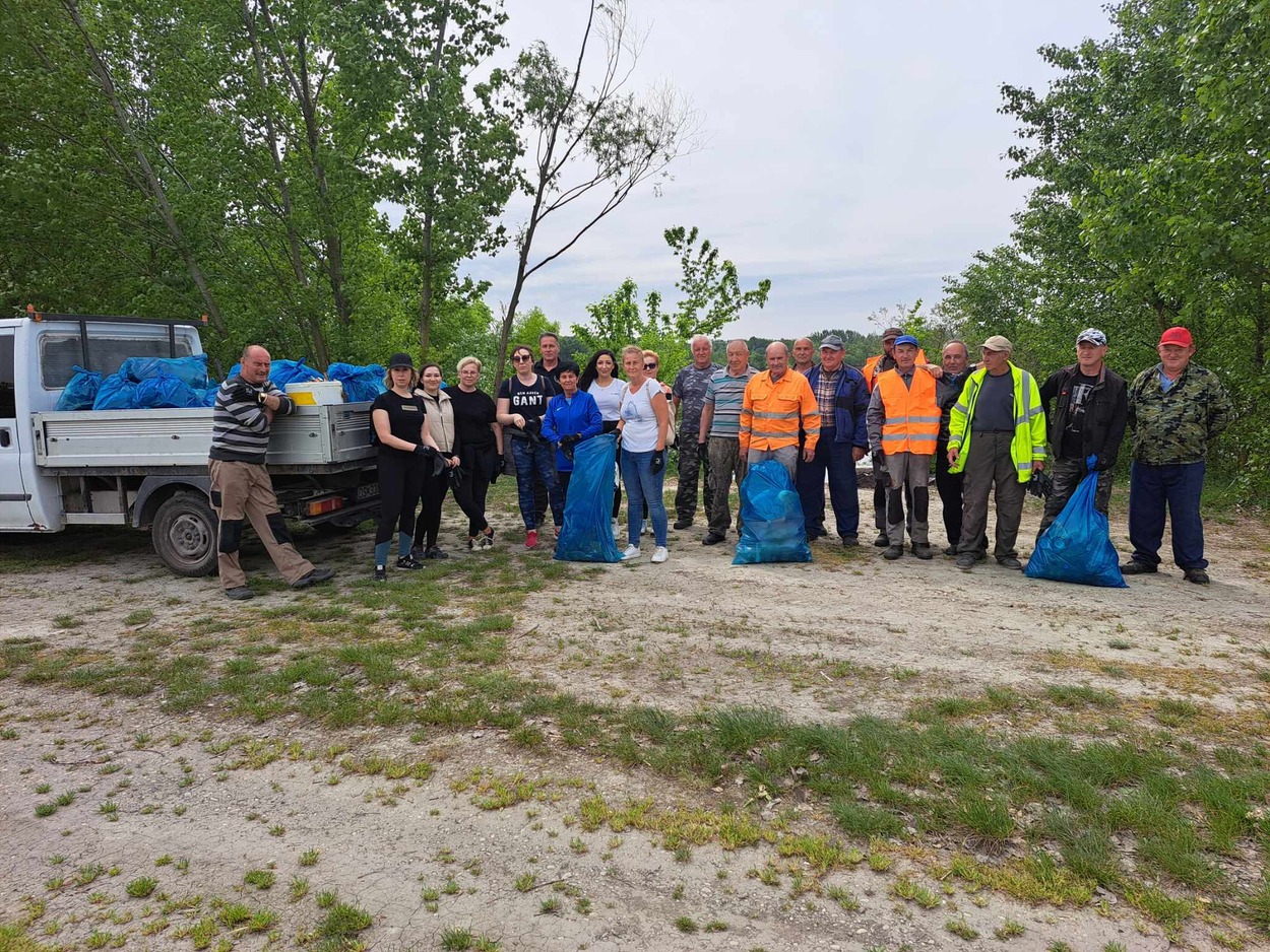 Zamestnanci Mestského úradu a Technických služieb v Gabčíkove sa zapojili do čistenia Dunaja