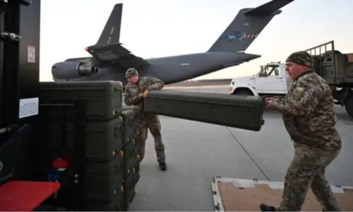 Americká vojenská pomoc Ukrajine už dorazila na front, uviedol Blinken