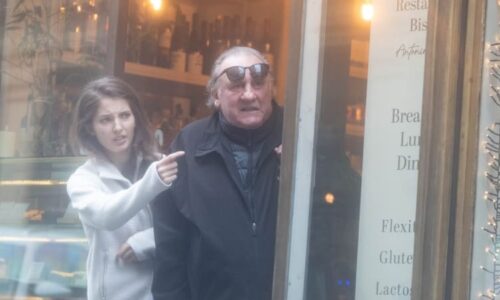 Stíhaný Depardieu uprchl do Prahy. Azyl a doprovod mu poskytuje herečka Sara Sandeva