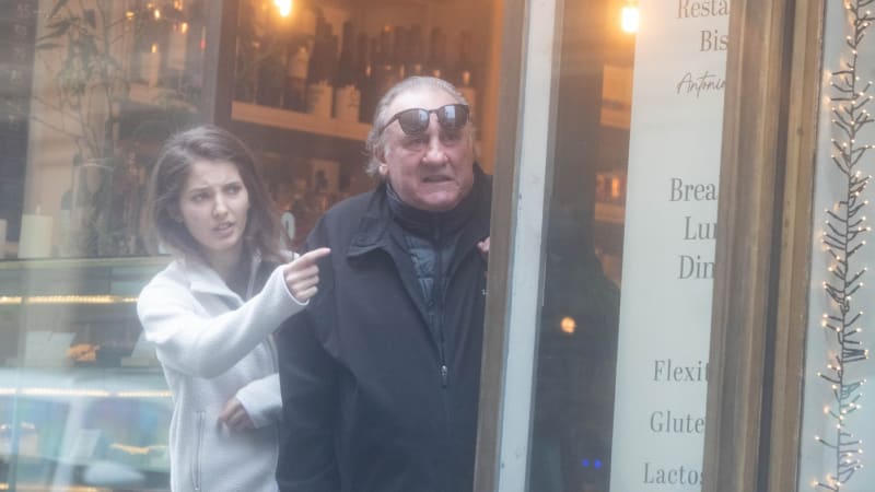 Stíhaný Depardieu uprchl do Prahy. Azyl a doprovod mu poskytuje herečka Sara Sandeva