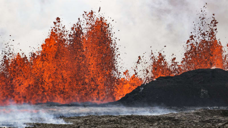Island opět zažívá ohnivé drama: Láva tryská u oblíbené turistické destinace Modrá laguna