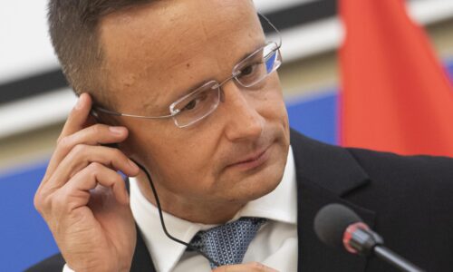 Atentát na Fica je útokom na suverénnu politiku, povedal šéf maďarskej diplomacie