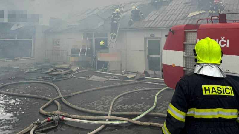 Velký požár v Kladně. Hoří sklad olejů, hasiči vyhlásili nejvyšší stupeň poplachu