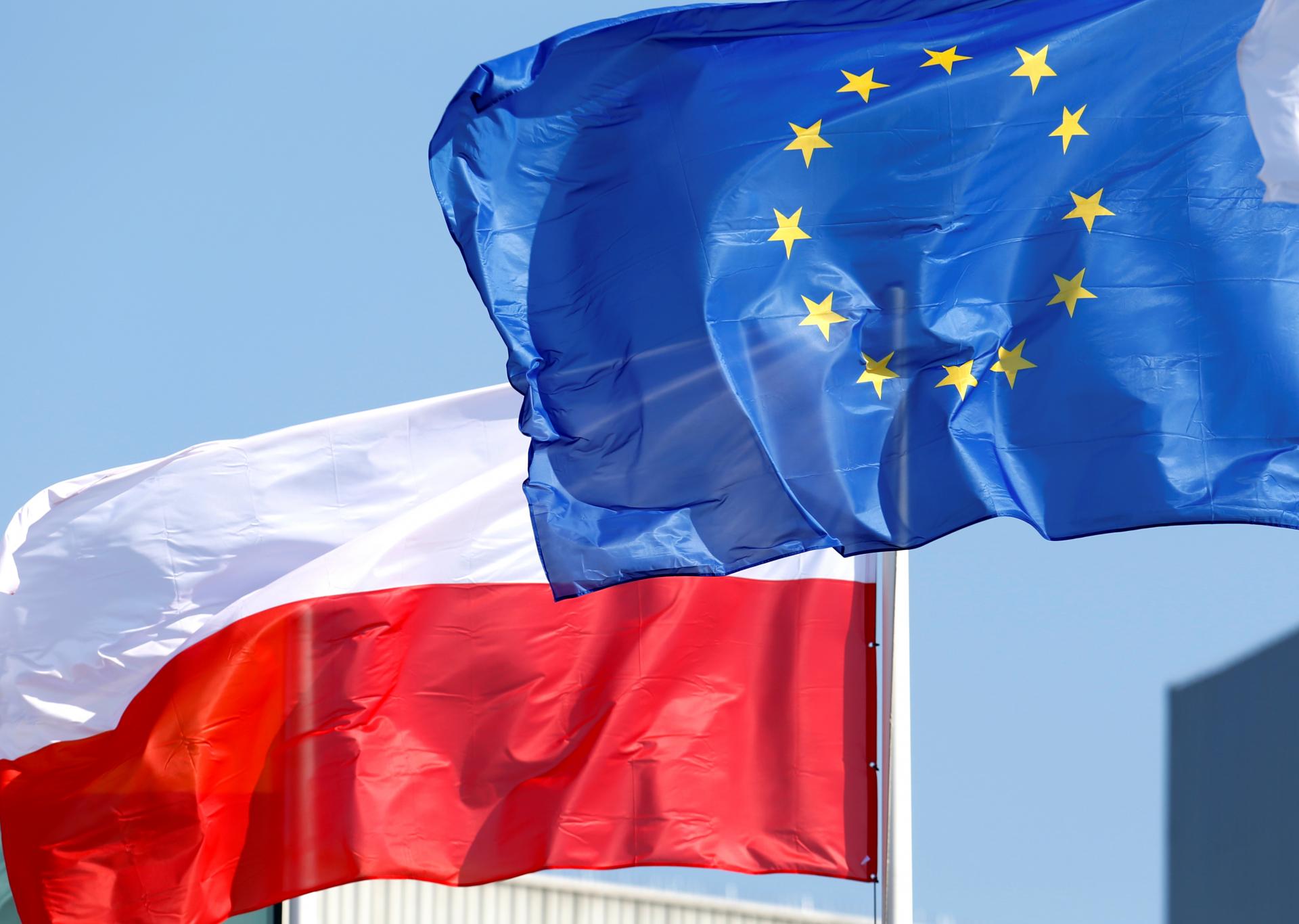 Európska komisia rozhodla o ukončení konania s Poľskom kvôli stavu právneho štátu