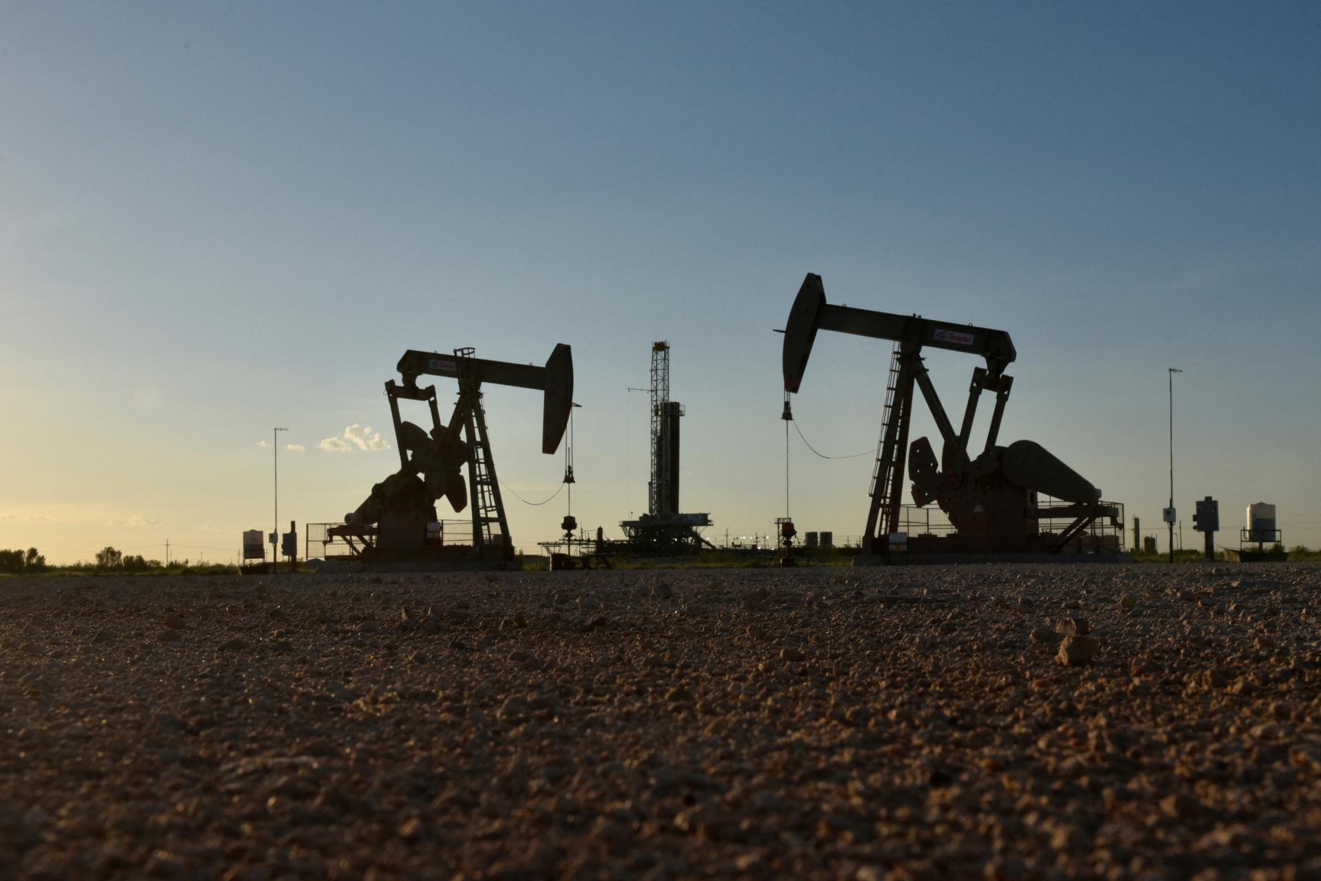 Ceny ropy zaznamenali najprudší pokles za tri mesiace. Trh nečakal navýšebie amerických zásob