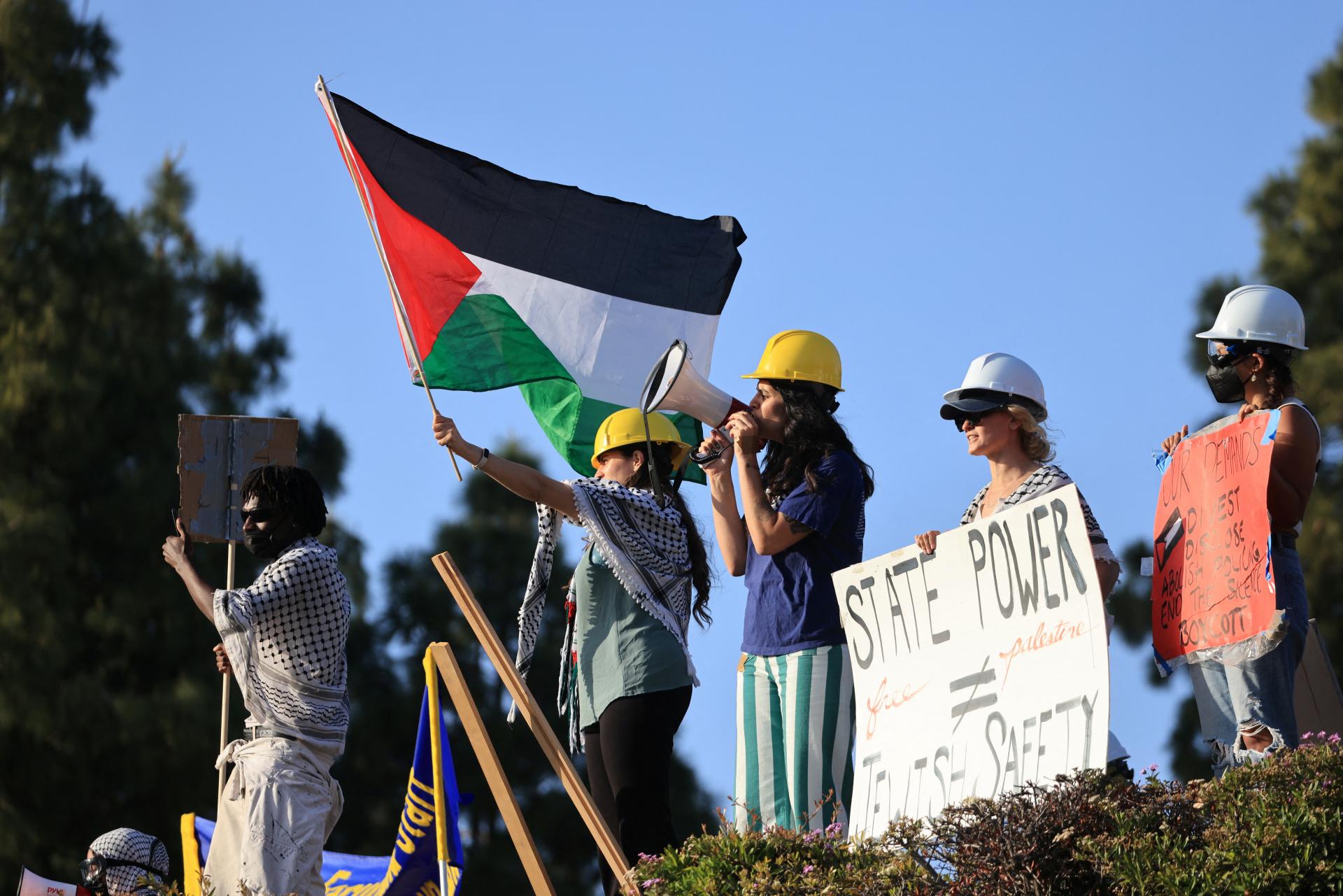 Študenti v Írsku a Švajčiarsku sa pripojili k protestnej vlne na podporu Palestínčanov