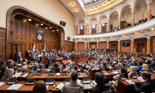 Srbský parlament potvrdil novú vládu. Na niektorých ministrov sú uvalené sankcie, majú vzťahy s Ruskom