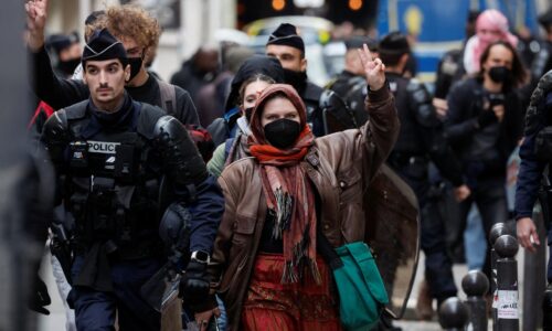 Polícia vyviedla desiatky protestujúcich študentov z parížskej univerzity