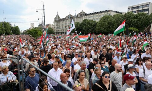 “Fidesz zranil občanov.” Na demonštráciu Orbánovho kritika prišli do Debrecína tisíce ľudí