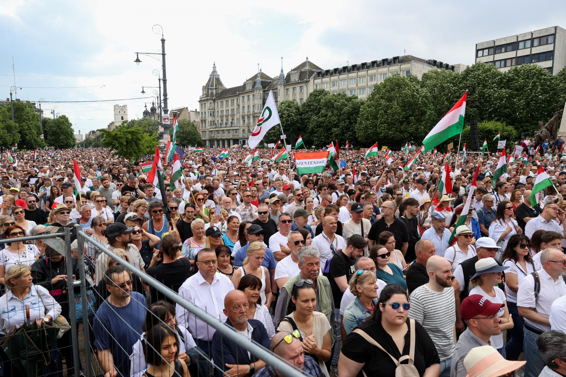 “Fidesz zranil občanov.” Na demonštráciu Orbánovho kritika prišli do Debrecína tisíce ľudí